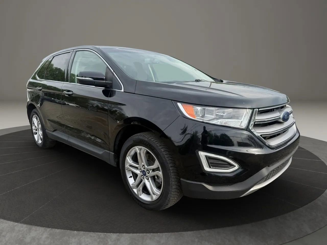 Used 2018 Ford Edge Titanium w/ Equipment Group 301A AWD/4WD image 3