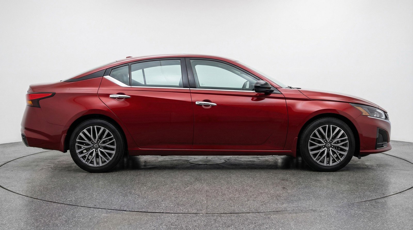 Used 2025 Nissan Altima 2.5 SV image 11