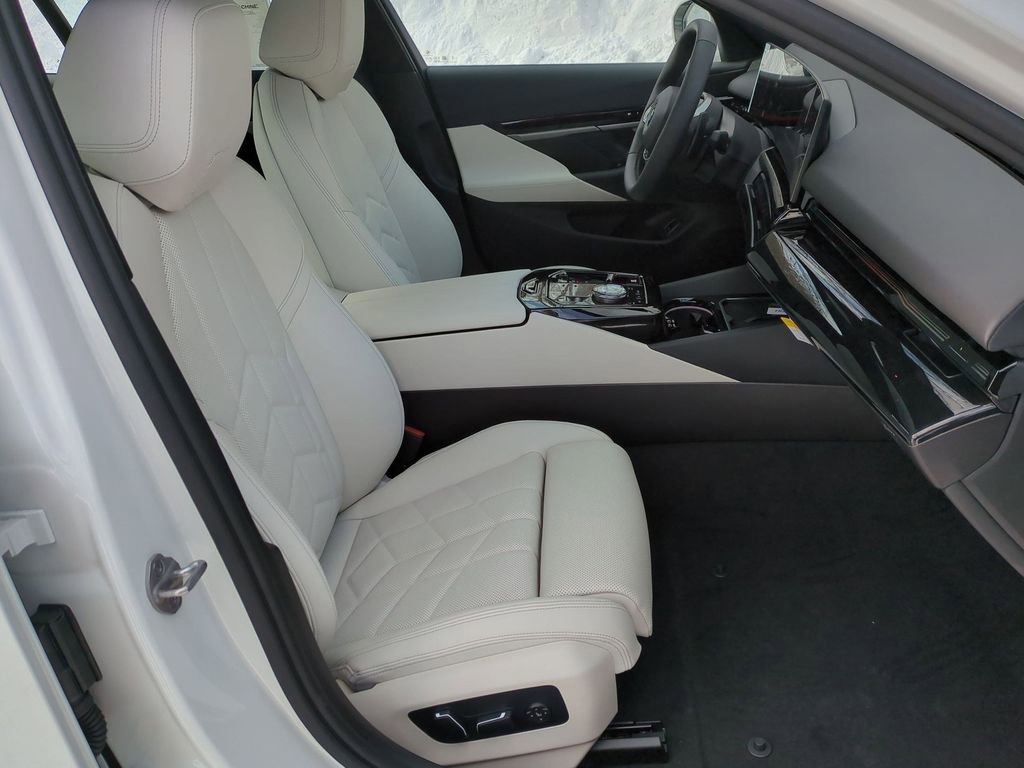 New 2026 BMW 550e xDrive w/ Executive Package image 27