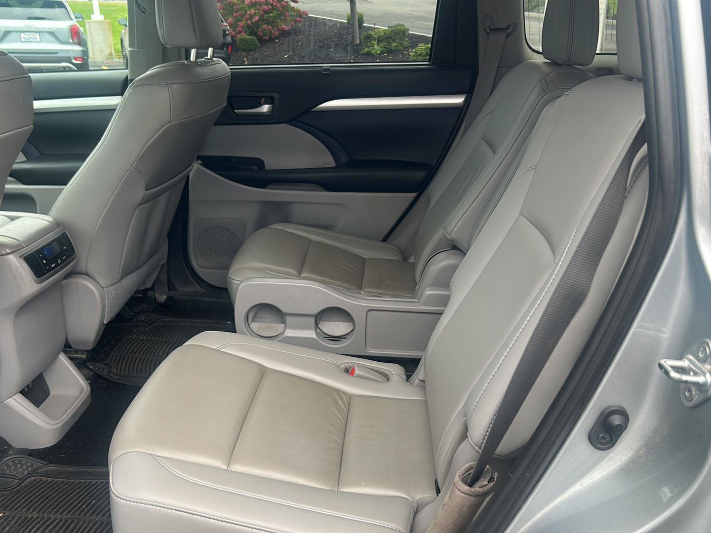 Used 2019 Toyota Highlander XLE AWD/4WD image 12
