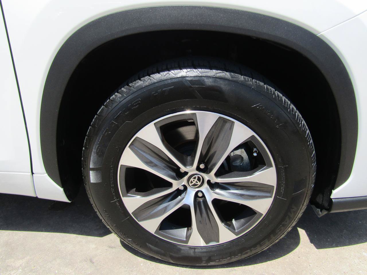 Used 2022 Toyota Highlander XLE FWD image 7
