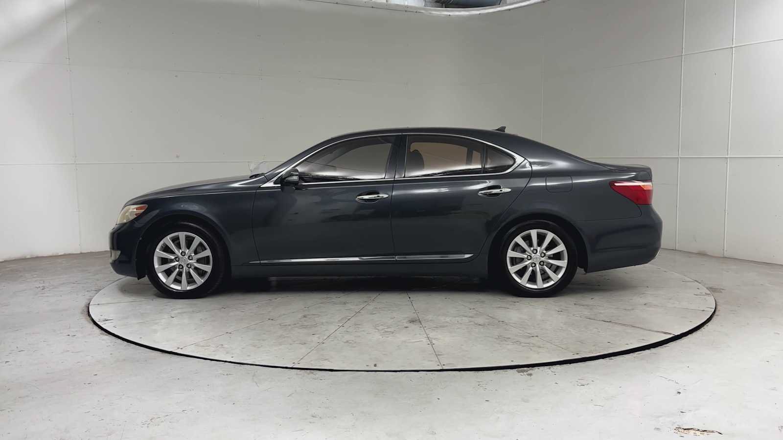 Used 2010 Lexus LS 460 w/ Comfort Pkg RWD image 3
