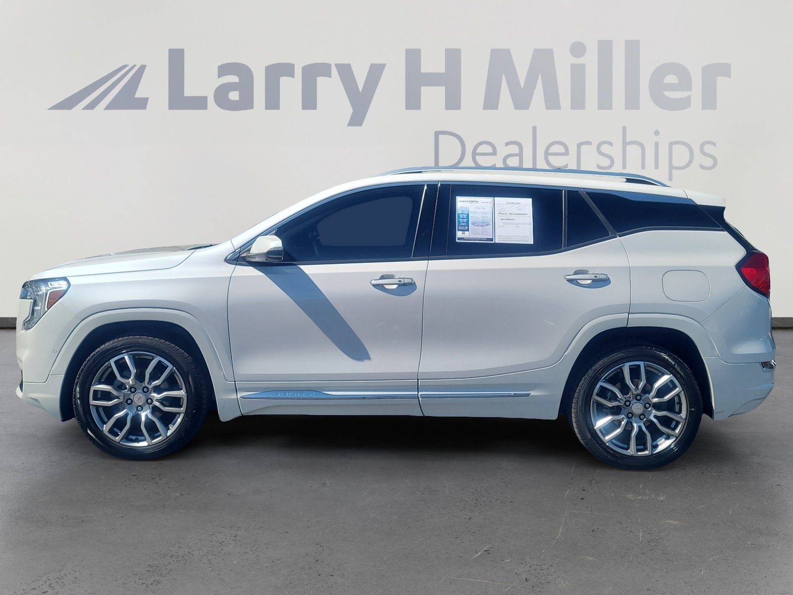 Used 2022 GMC Terrain Denali w/ Denali Premium Package AWD/4WD image 2