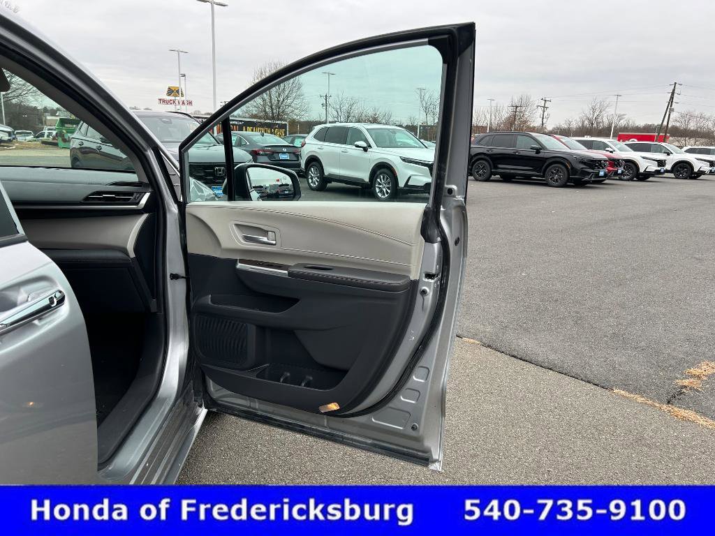 Used 2024 Toyota Sienna XLE image 35