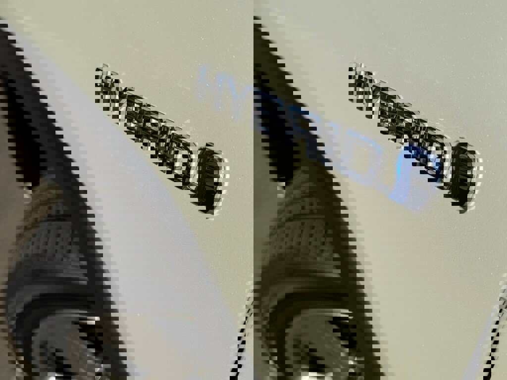 Used 2021 Toyota RAV4 XLE Premium image 9