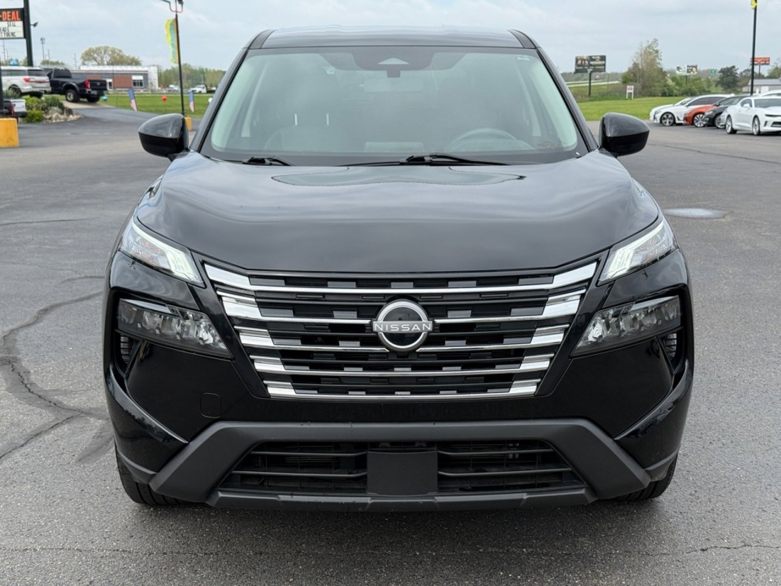 Used 2024 Nissan Rogue SV image 3