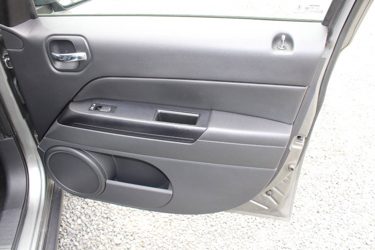 Used 2013 Jeep Patriot Latitude w/ Sun/Sound Group AWD/4WD image 19