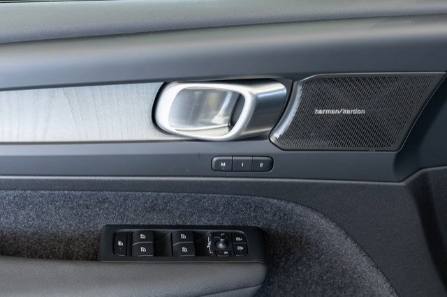 New 2025 Volvo XC40 B5 Plus image 9