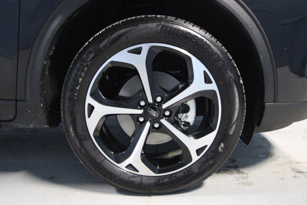 Used 2025 Ford Escape ST-Line Select w/ Class II Trailer Tow Package AWD/4WD image 31