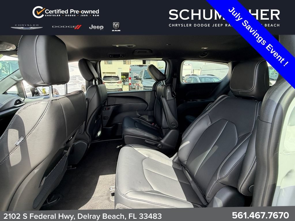 Used 2025 Chrysler Pacifica Select FWD image 12