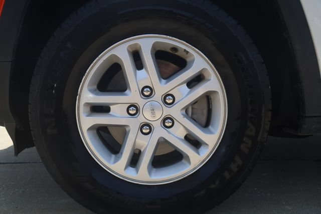 Used 2024 Jeep Grand Cherokee Laredo AWD/4WD image 7