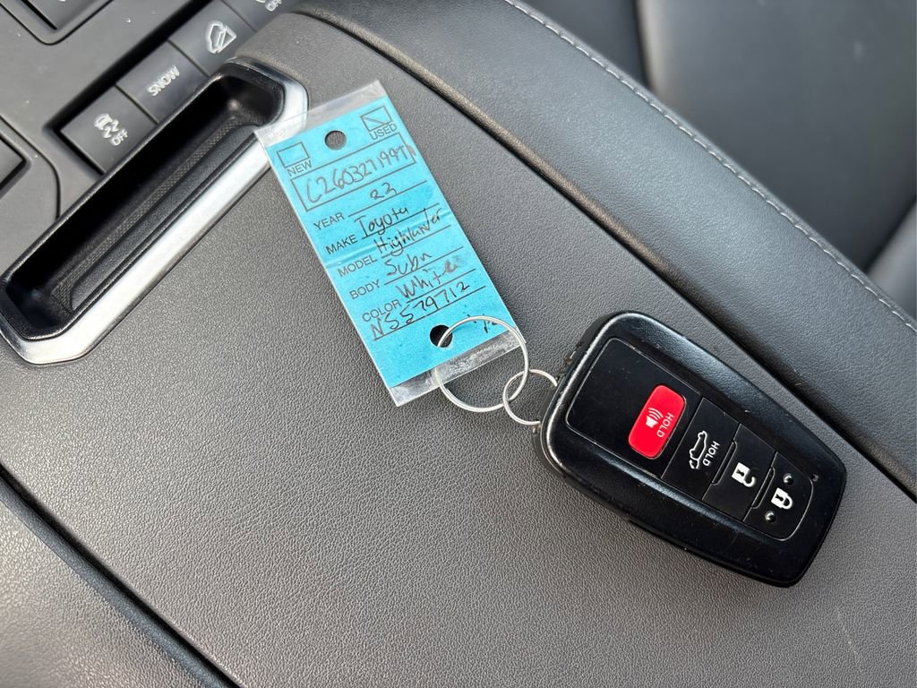 Used 2022 Toyota Highlander XLE AWD/4WD image 41