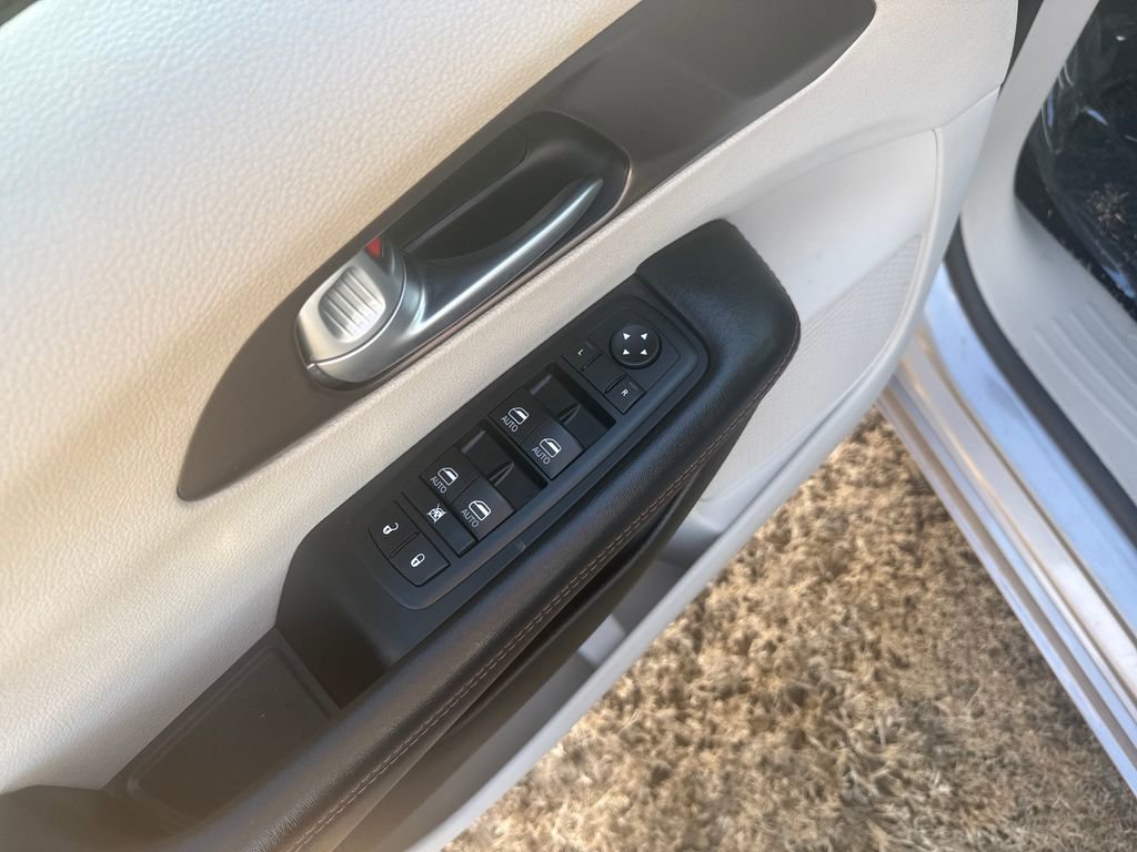 Used 2017 Chrysler Pacifica Touring-L Plus w/ Tire & Wheel Group image 13