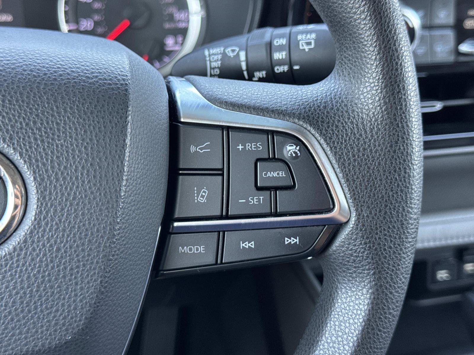 Used 2021 Toyota Highlander L image 12