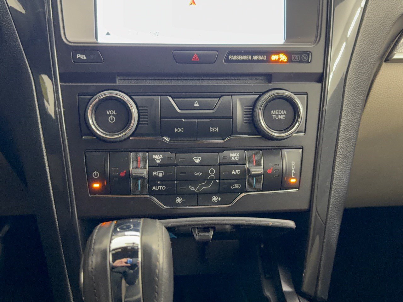 Used 2018 Ford Explorer XLT w/ Equipment Group 202A FWD image 22