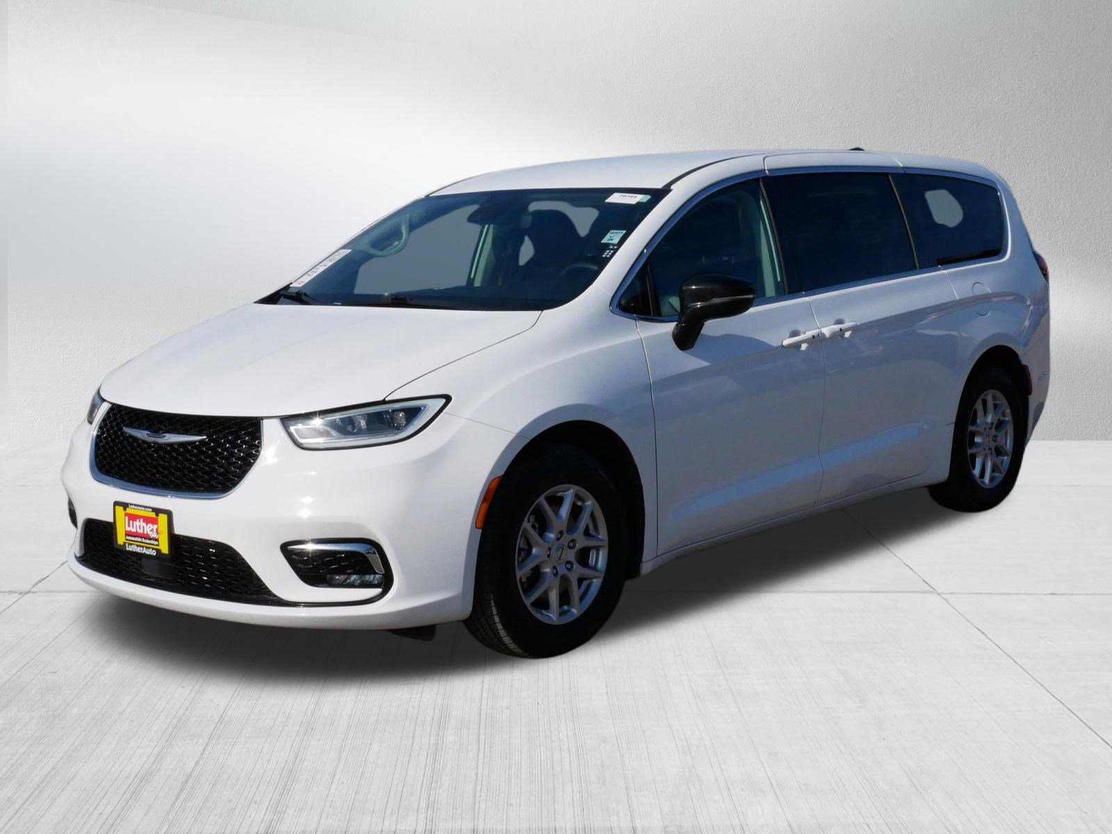 Used 2024 Chrysler Pacifica Touring-L image 3