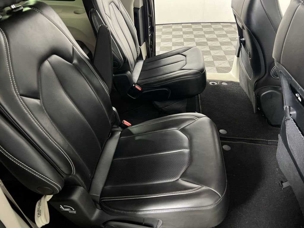 Used 2023 Chrysler Pacifica Touring-L image 27