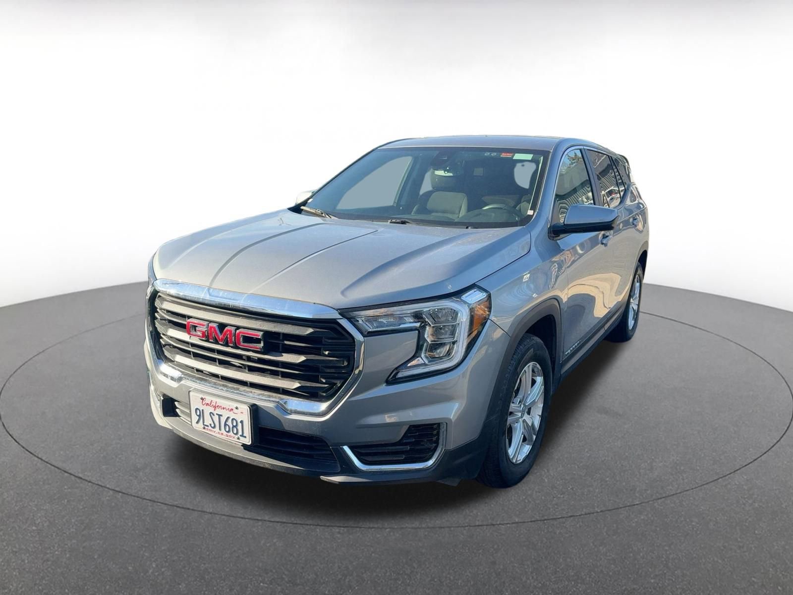 Used 2024 GMC Terrain SLE image 3