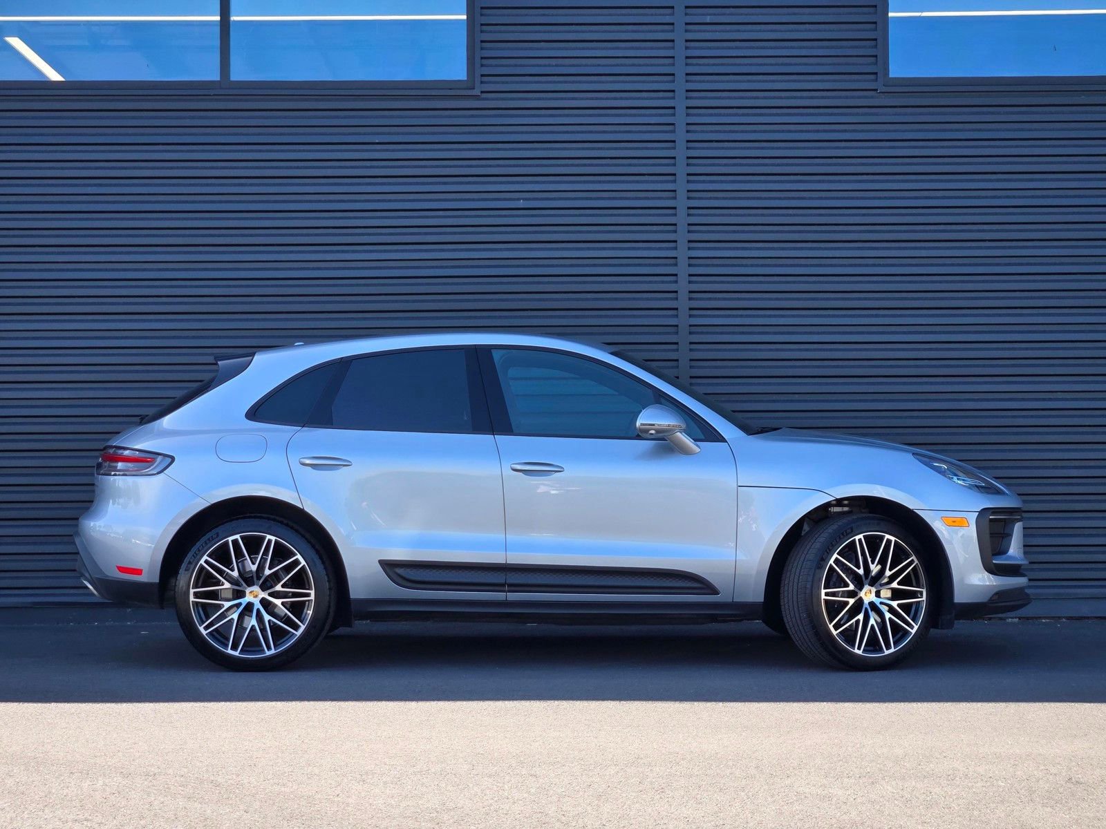 Certified 2025 Porsche Macan AWD/4WD image 8