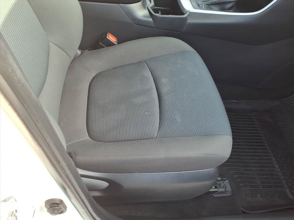 Used 2022 Toyota RAV4 LE AWD/4WD image 17