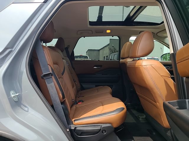Used 2024 Nissan Pathfinder Platinum w/ Cargo Package AWD/4WD image 32
