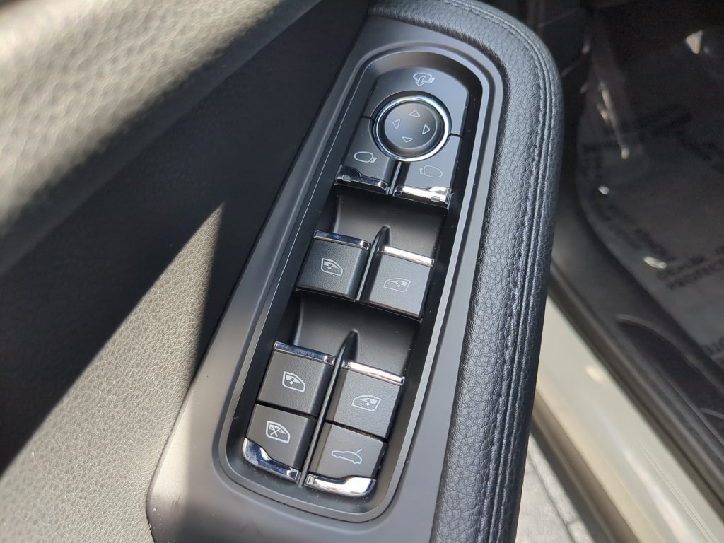 Used 2022 Porsche Macan AWD/4WD image 17