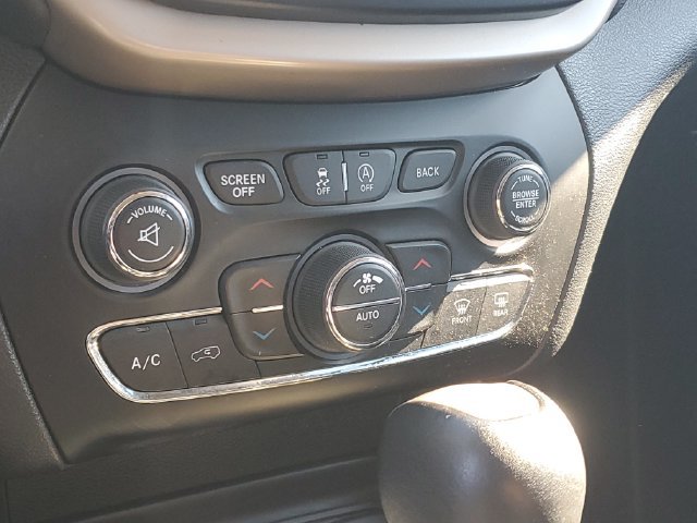 Used 2017 Jeep Cherokee Limited AWD/4WD image 28