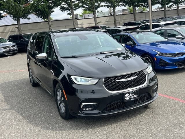 Used 2023 Chrysler Pacifica Limited FWD image 3