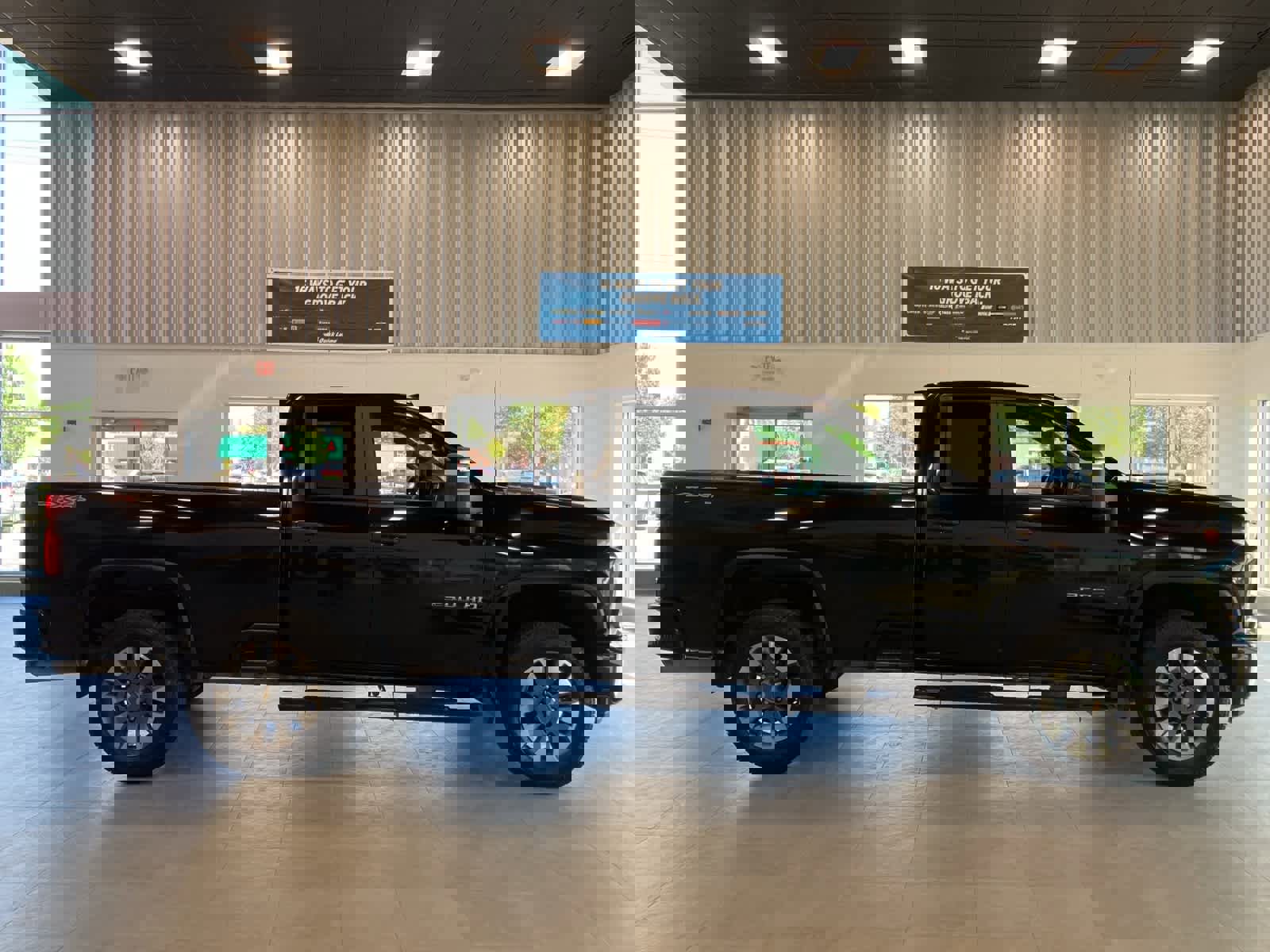 Used 2021 Chevrolet Silverado 2500 Custom w/ Custom Value Package image 4