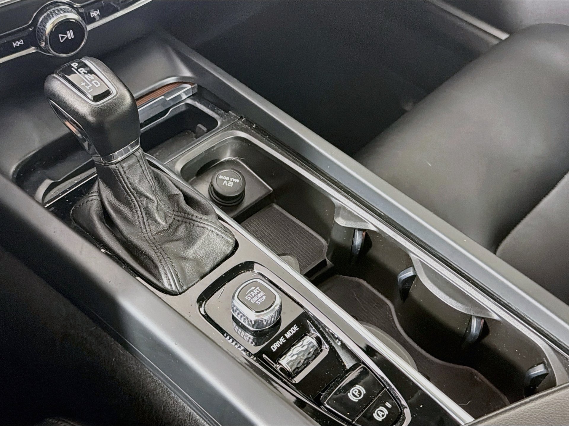 Used 2019 Volvo S60 T5 Momentum w/ Multimedia Package FWD image 18