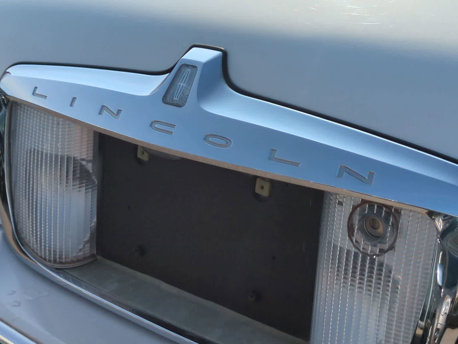 Used 2000 Lincoln Town Car Signature RWD image 11