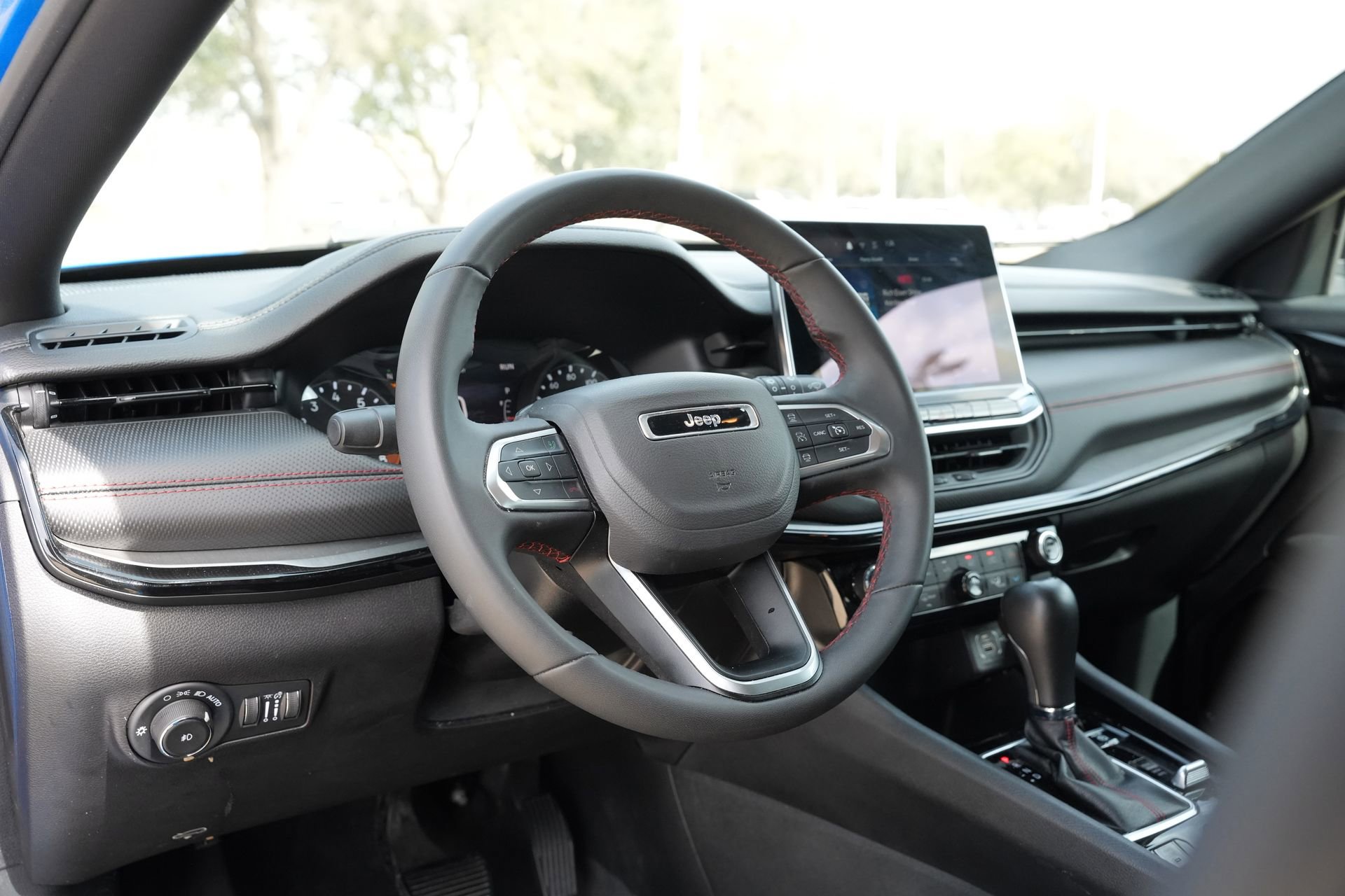 Used 2025 Jeep Compass Trailhawk image 17