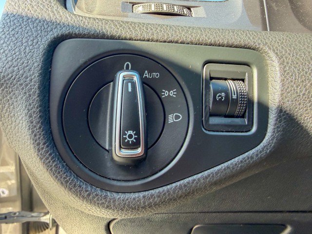 Used 2016 Volkswagen e-Golf SE FWD image 11