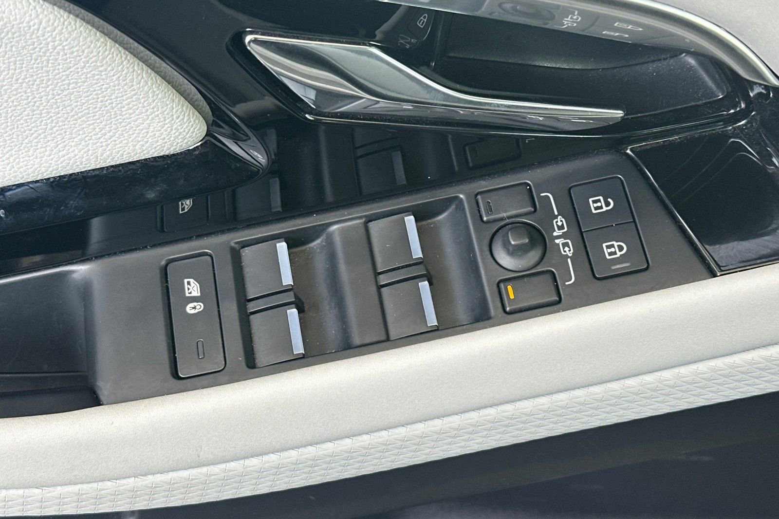 Used 2023 Land Rover Range Rover Evoque R-Dynamic S image 13