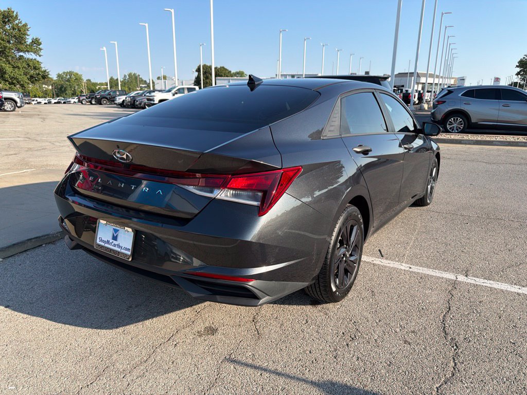 Used 2022 Hyundai Elantra SEL w/ Preferred Accessory Package FWD image 3