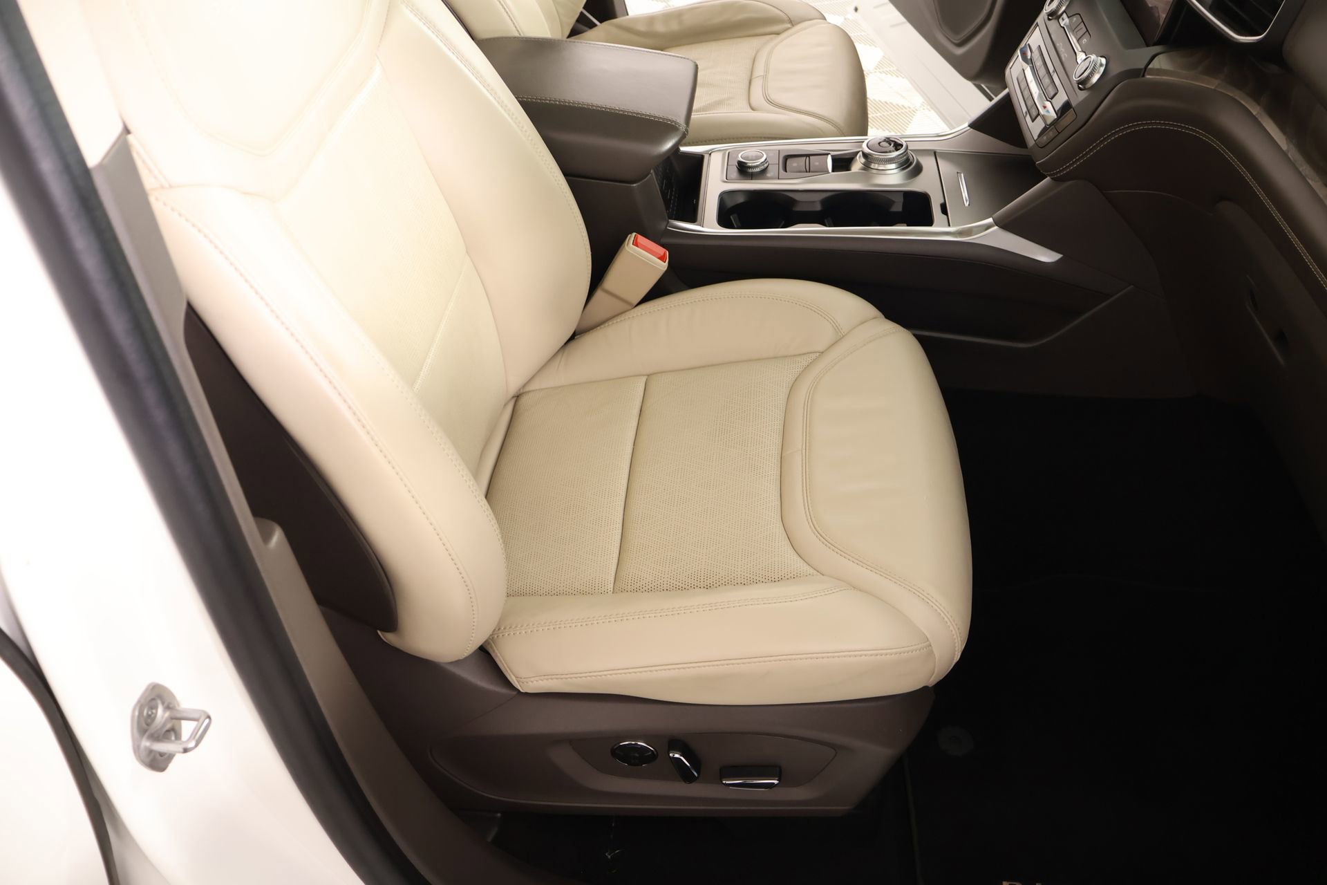 Used 2020 Ford Explorer Platinum w/ Premium Technology Package image 15