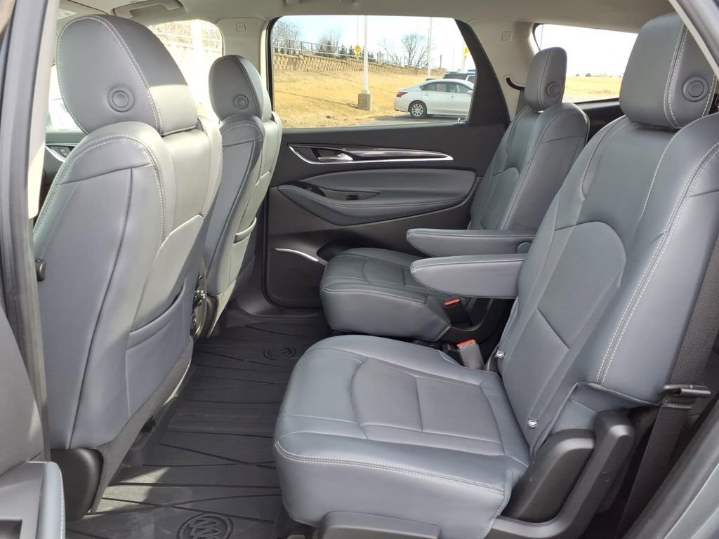 Used 2018 Buick Enclave Essence image 4