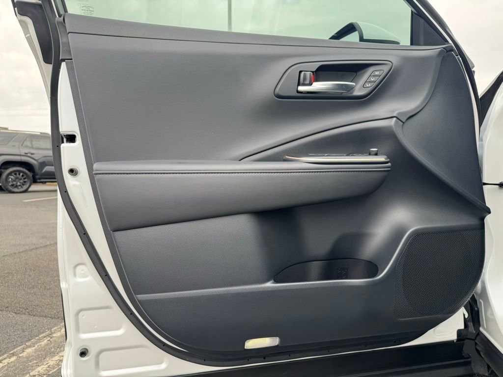 Used 2023 Toyota Crown Limited image 12