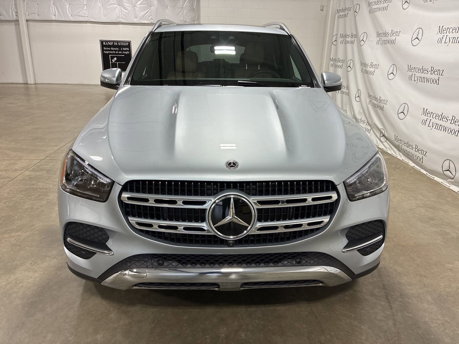 Used 2025 Mercedes-Benz GLE 450e 4MATIC image 2