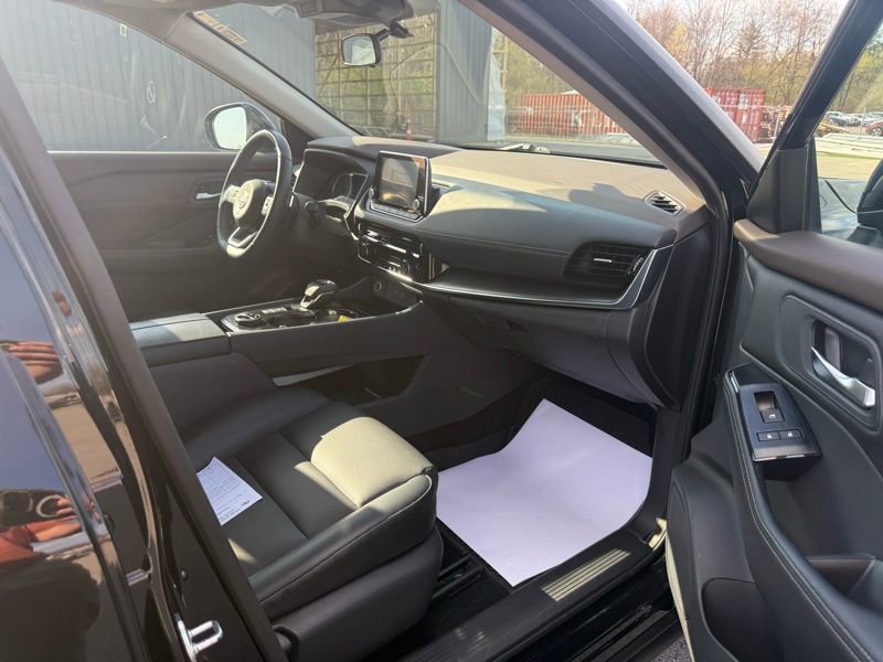 Used 2022 Nissan Rogue SV w/ SV Premium Package image 19