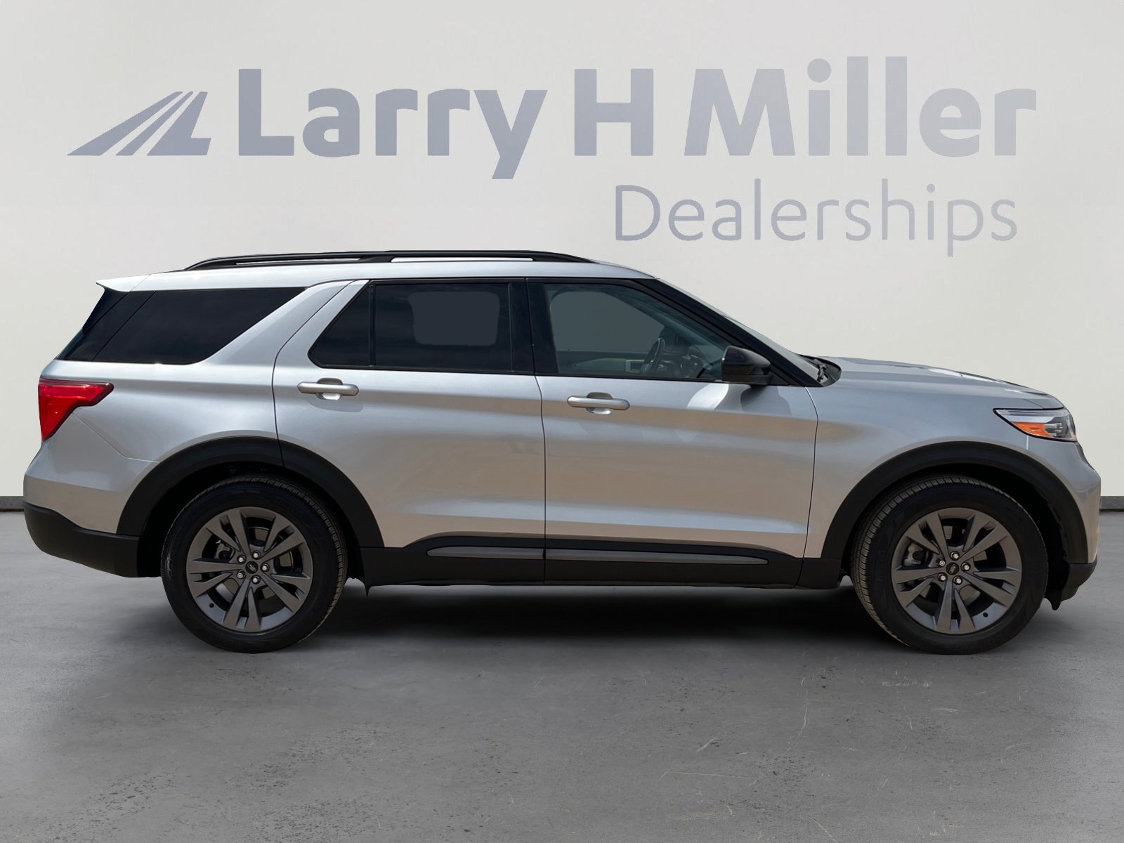 Used 2022 Ford Explorer XLT w/ Equipment Group 202A image 6
