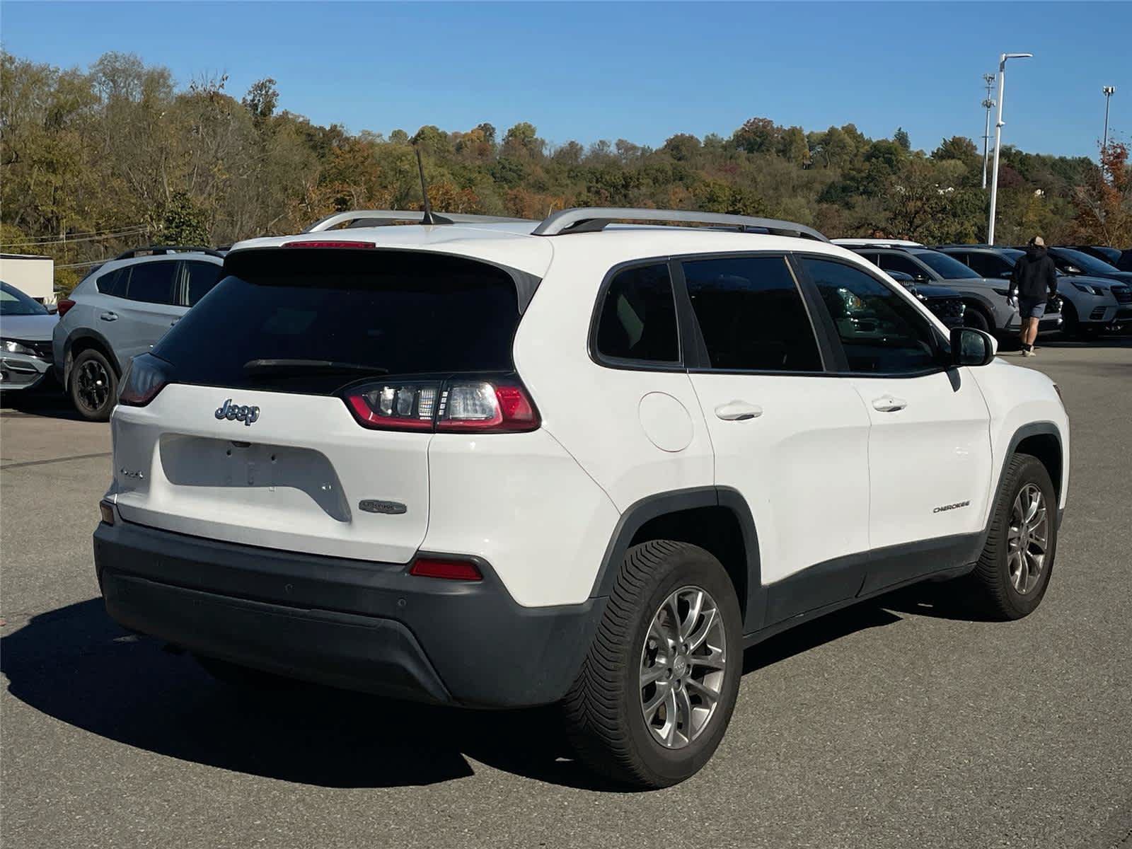 Used 2019 Jeep Cherokee Latitude Plus w/ Cold Weather Group AWD/4WD image 5