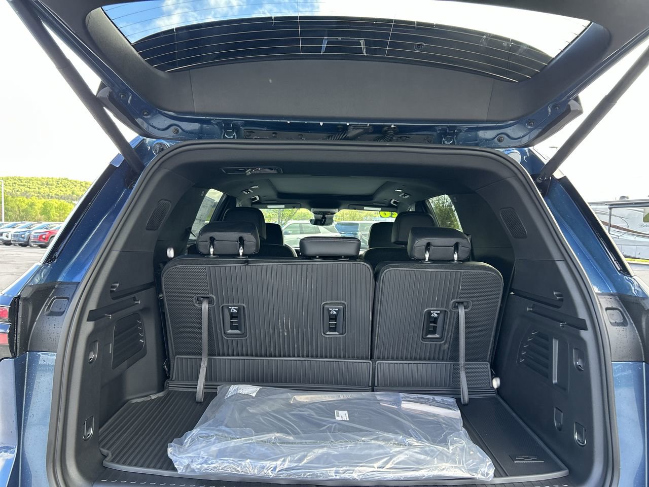 New 2026 Chevrolet Traverse LT w/ Sun and Wheel Package AWD/4WD image 18