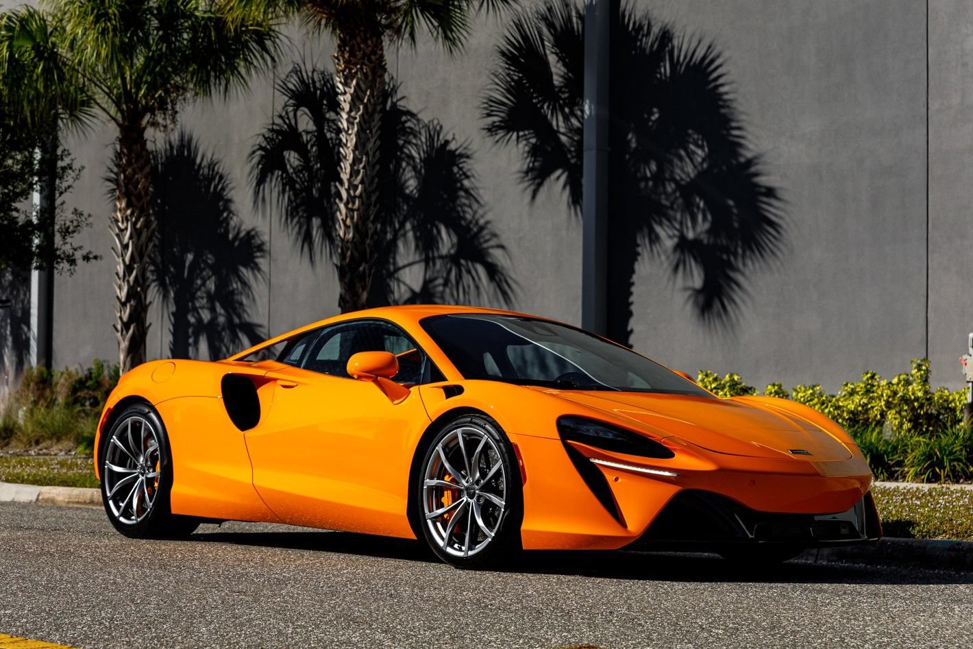 Used 2025 McLaren Artura RWD image 3