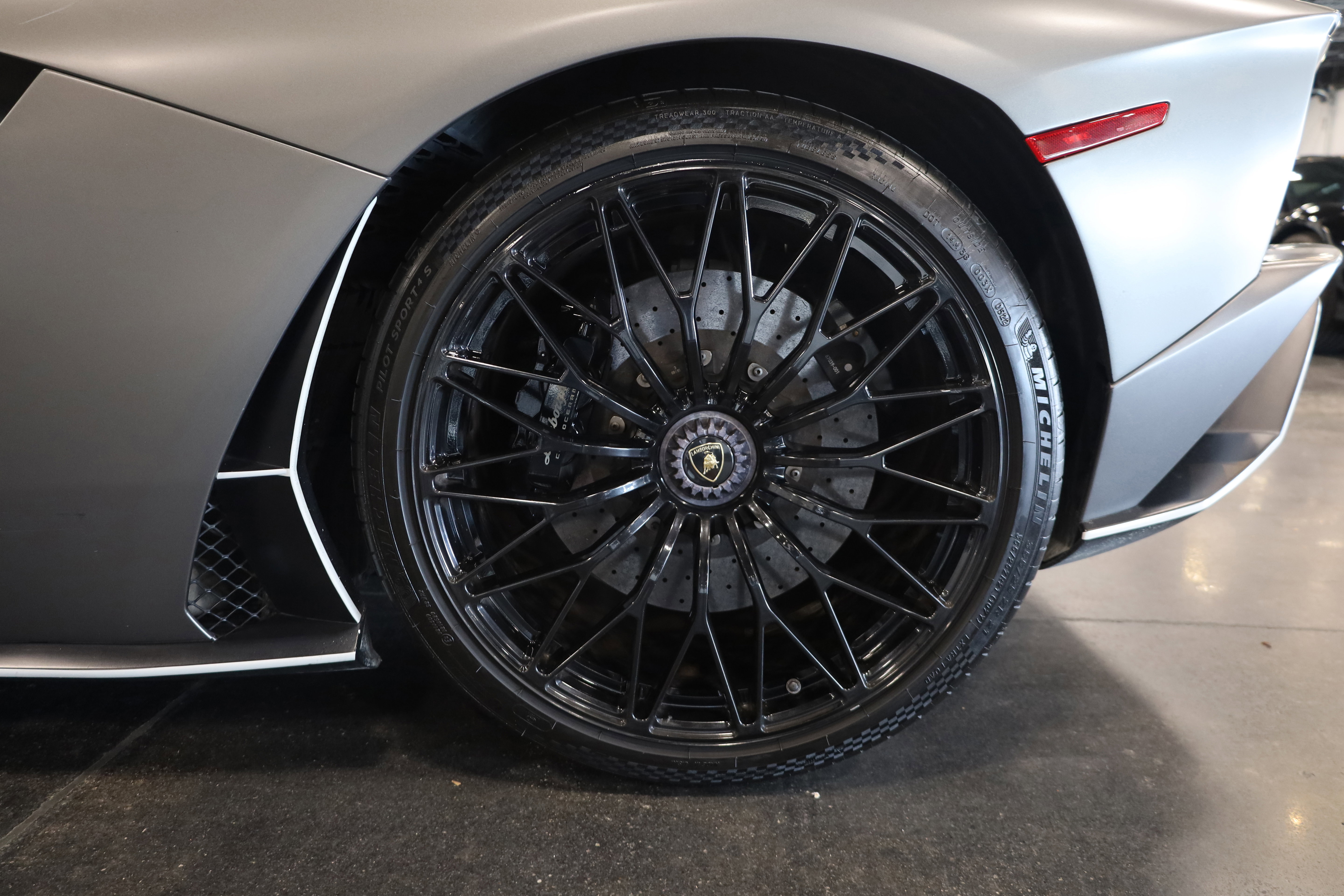 Used 2018 Lamborghini Aventador S image 10