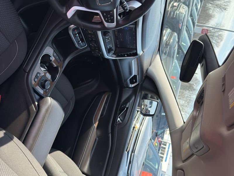 Used 2023 GMC Acadia SLE w/ Driver Convenience Package image 24