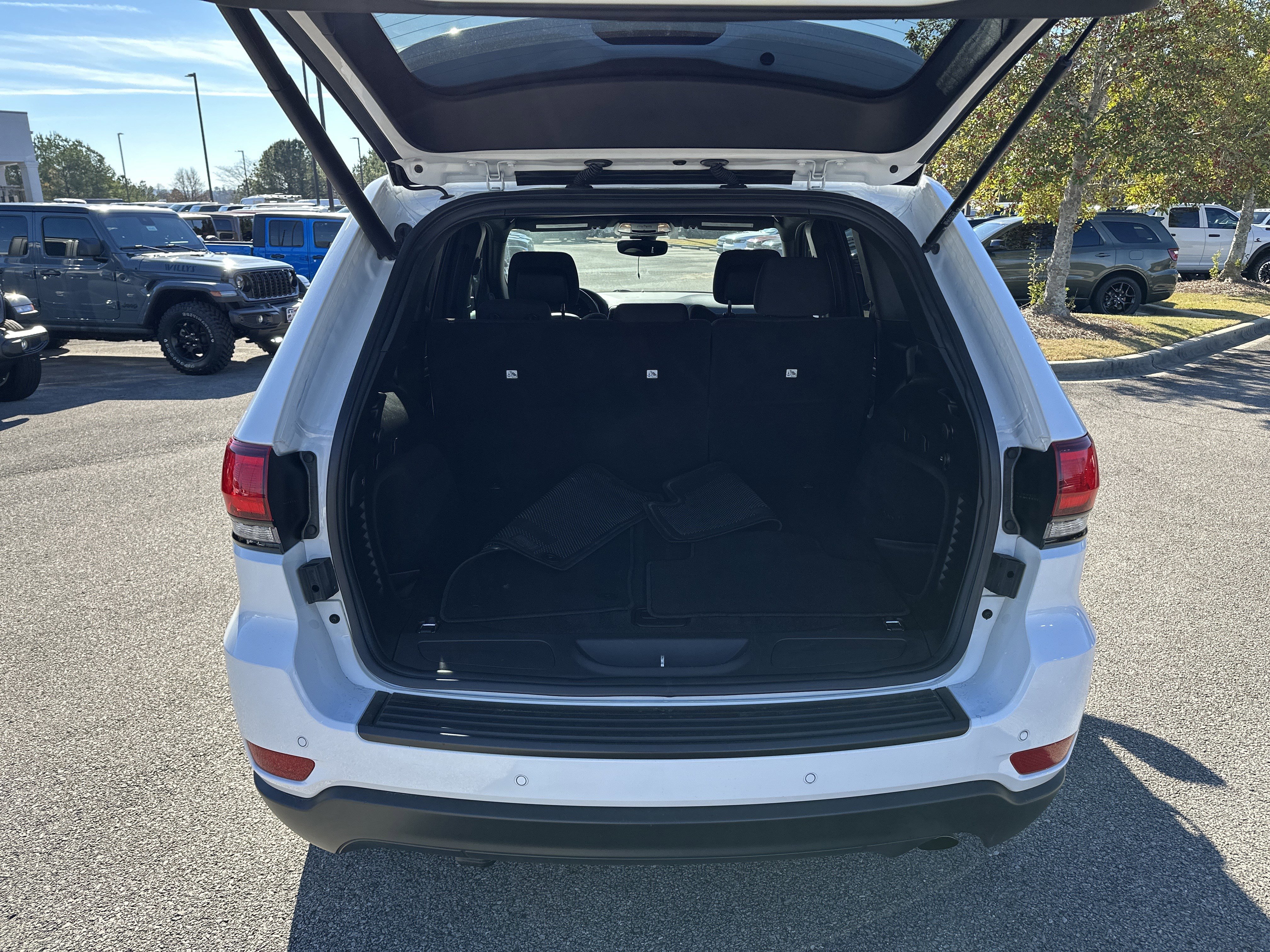 Used 2019 Jeep Grand Cherokee Laredo image 19