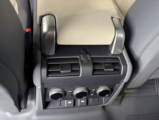 Used 2023 Land Rover Defender 130 X-Dynamic SE image 16