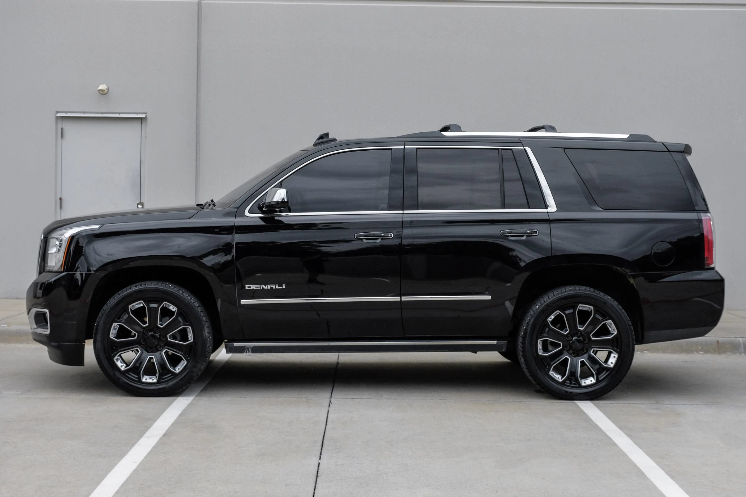 Used 2019 GMC Yukon Denali w/ Denali Ultimate Black Edition AWD/4WD image 17