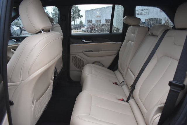 Used 2023 Jeep Grand Cherokee Limited RWD image 15